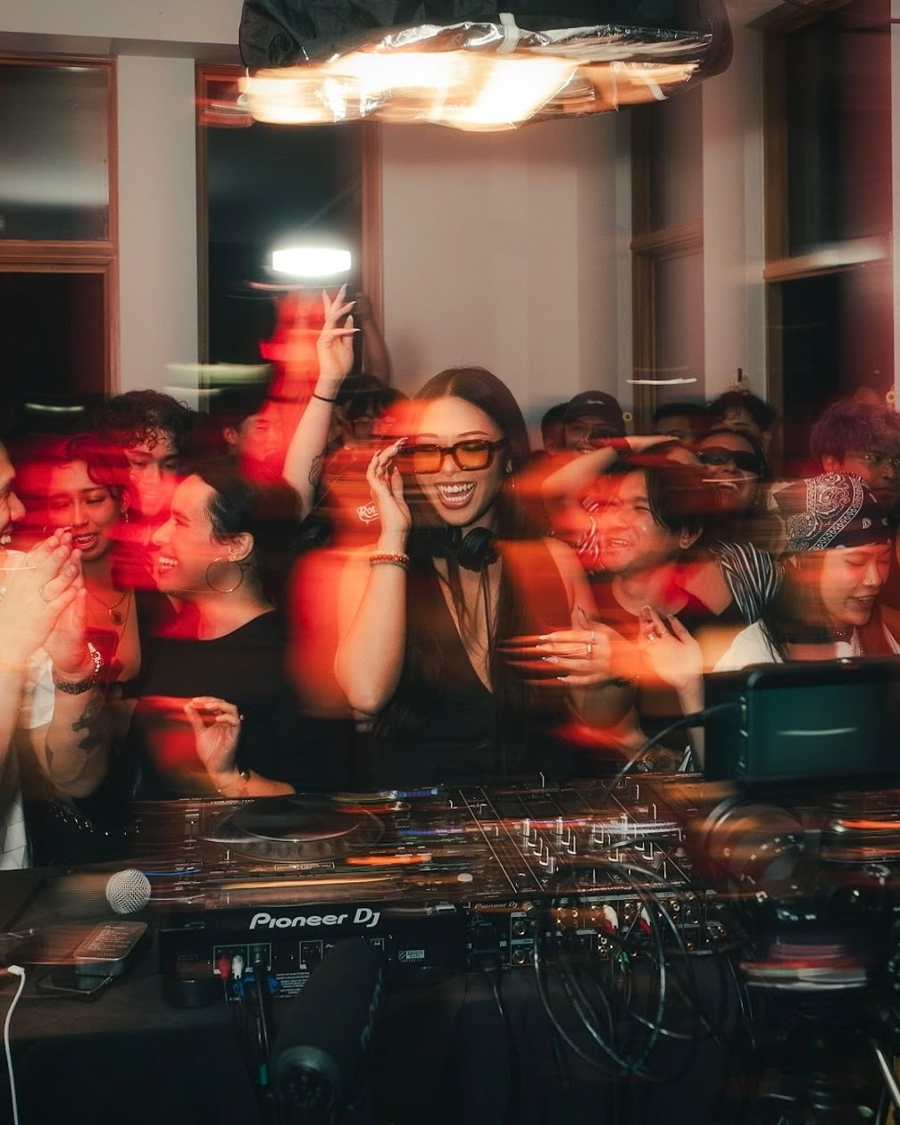DJ set, motion blur dance floor